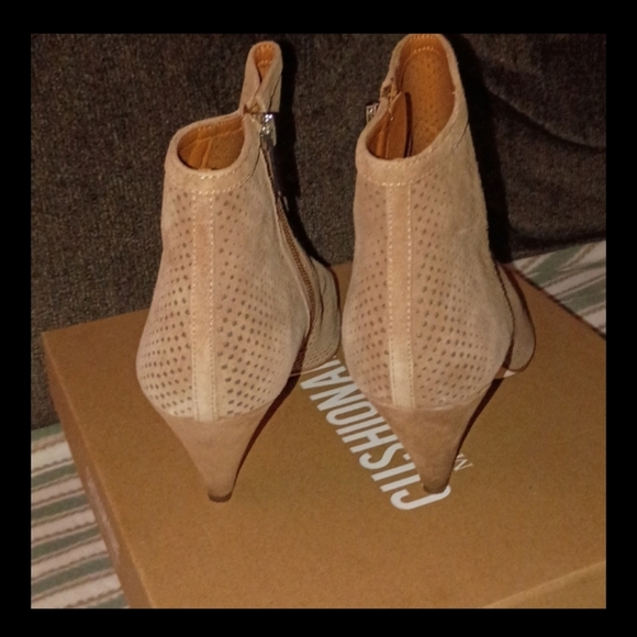 Franco Sarto "Bobbi" Perforated Suede Ankle Bootie Taupe Leather 7 M US - Picture 6 of 12